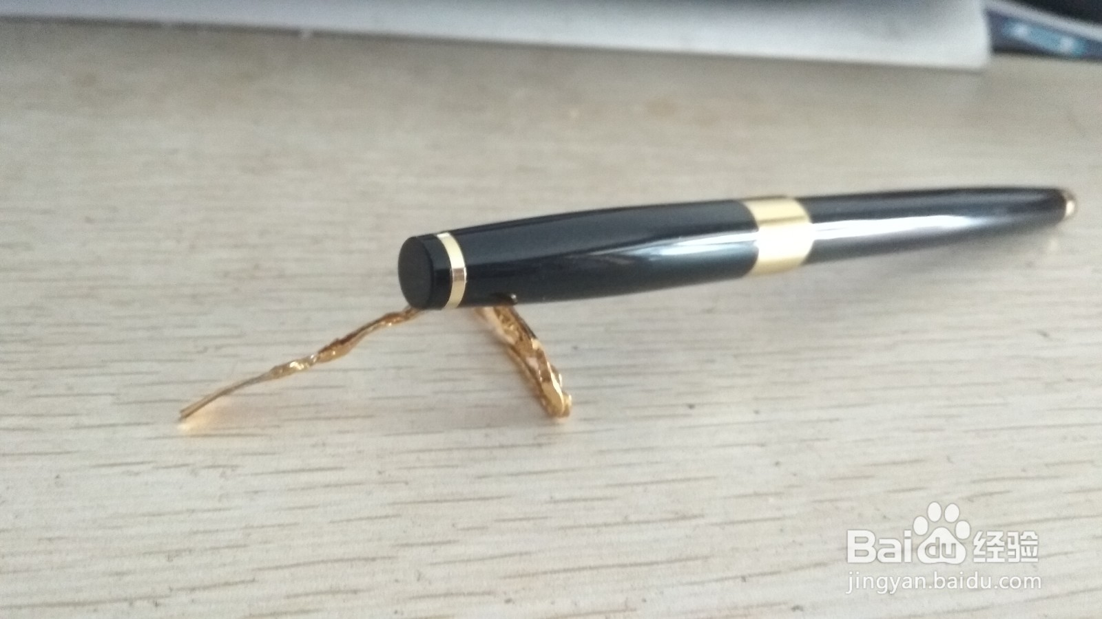 如何用一个面包袋绑绳做简易的钢笔的支架