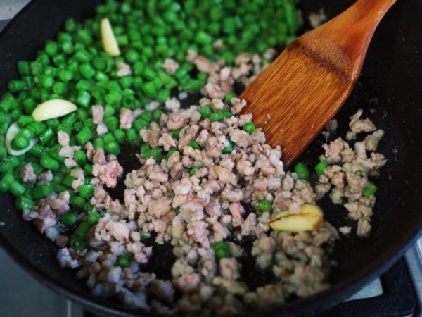 榄菜肉沫豆角盖浇饭
