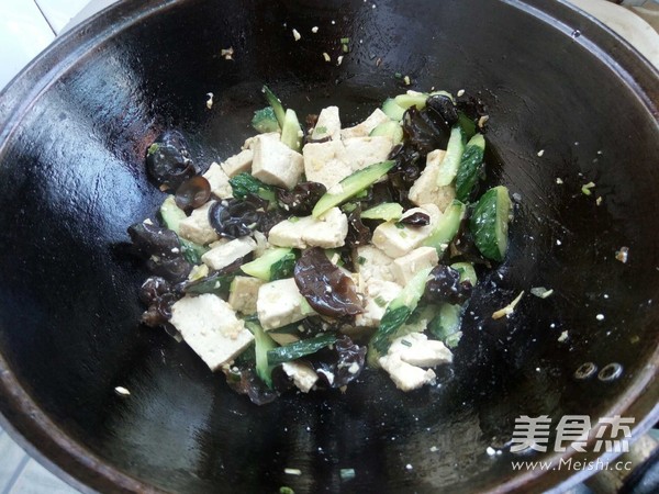 蚝油豆腐炒木耳黄瓜