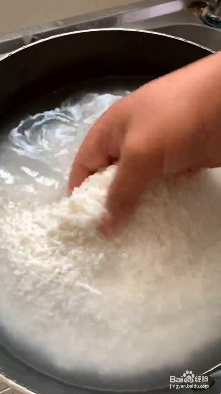 怎么在家自制美味的黑糖糯米藕
