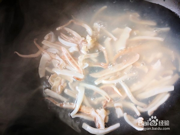 怎么做鱿鱼炒香芹