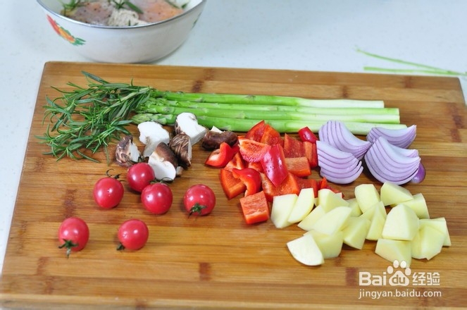 如何做烤蔬菜鸡腿？