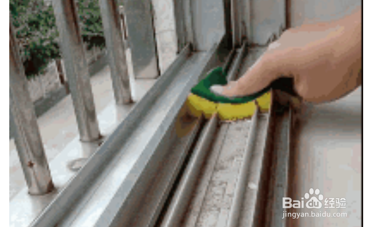 清洁家里门窗缝隙污垢的四个方法