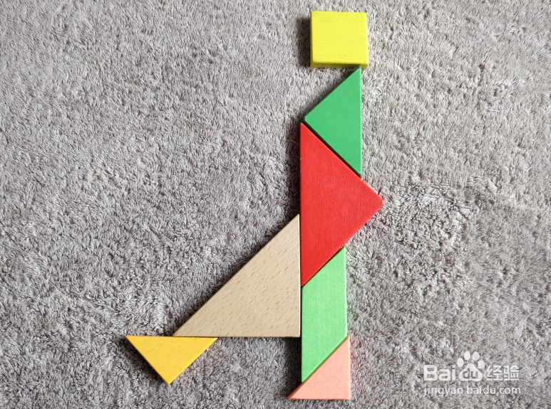 示范动作的教官用七巧板怎么拼？