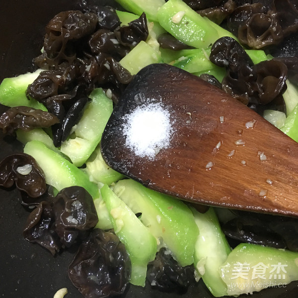 丝瓜炒木耳的做法