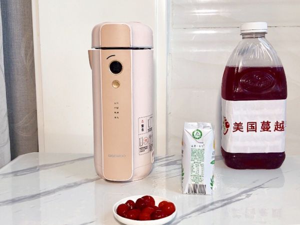 渐变蔓越莓奶昔