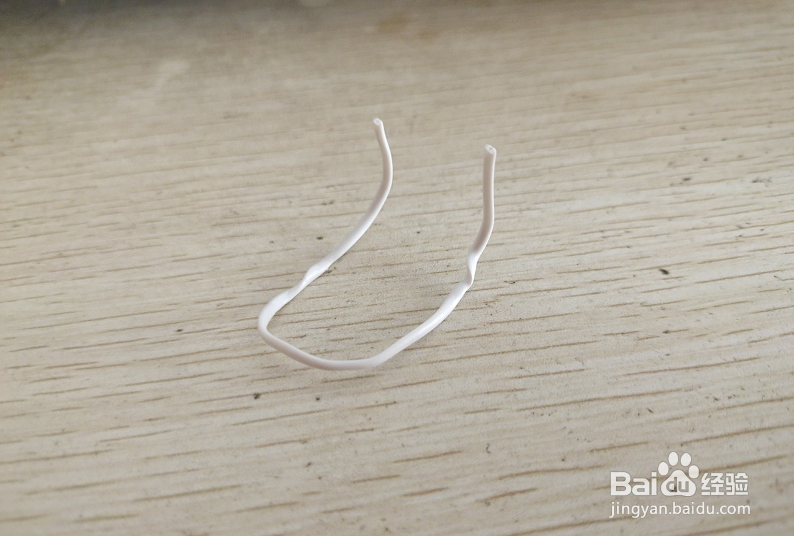 如何用一个数据线绑绳做个简易的手机的支架