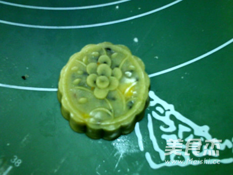 广式玉米黑芝麻月饼