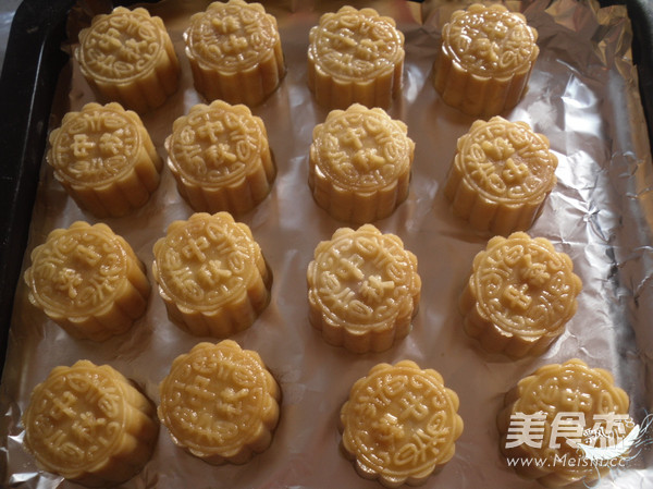 广式咸蛋黄莲蓉月饼