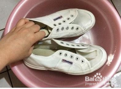 如何快速清洗小白鞋