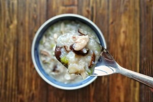 食补养生香菇鸡肉粥的做法