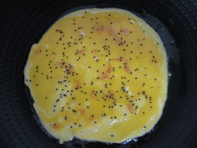 黑芝麻鸡蛋饼怎么做才美味,看完就知道了