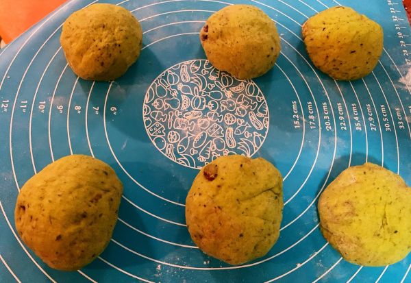 菠菜葡萄干玫瑰面包