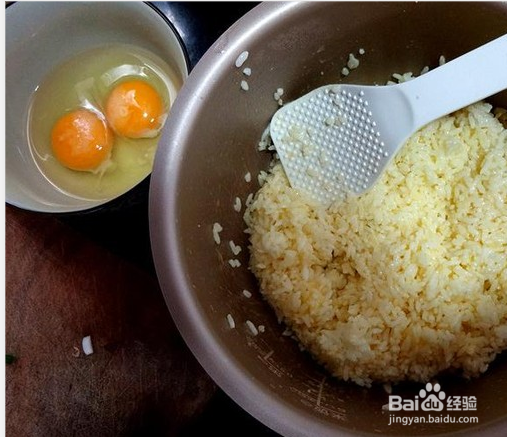制作辣椒蛋炒饭