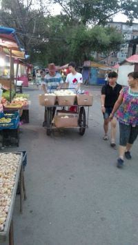 如何摆地摊卖水果