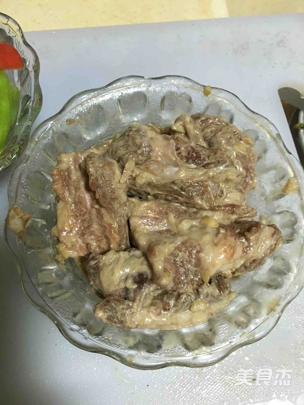 三色排骨的做法