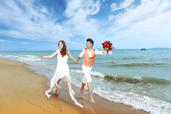 飞扬的裙摆打造浪漫甜蜜俏新娘