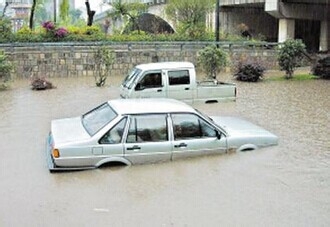 雨水天气汽车涉水注意事项