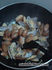 四步让花蛤快速去泥沙的妙招——番茄红烩花蛤