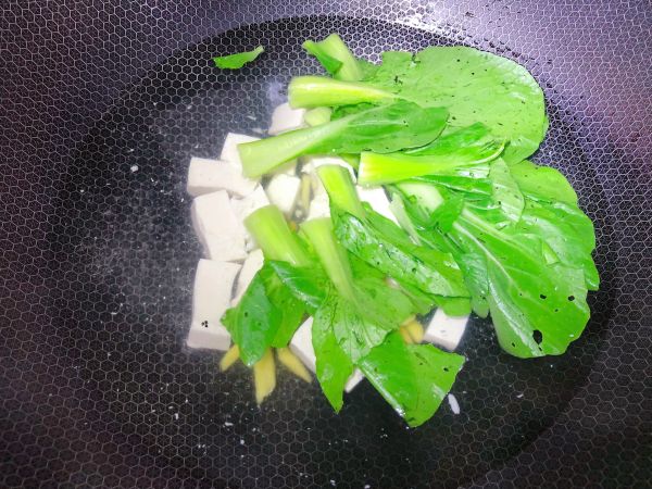 鲜美贻贝青菜豆腐汤