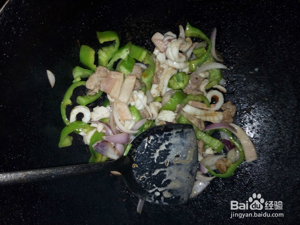 家常菜鱿鱼猪肉炒青椒的做法