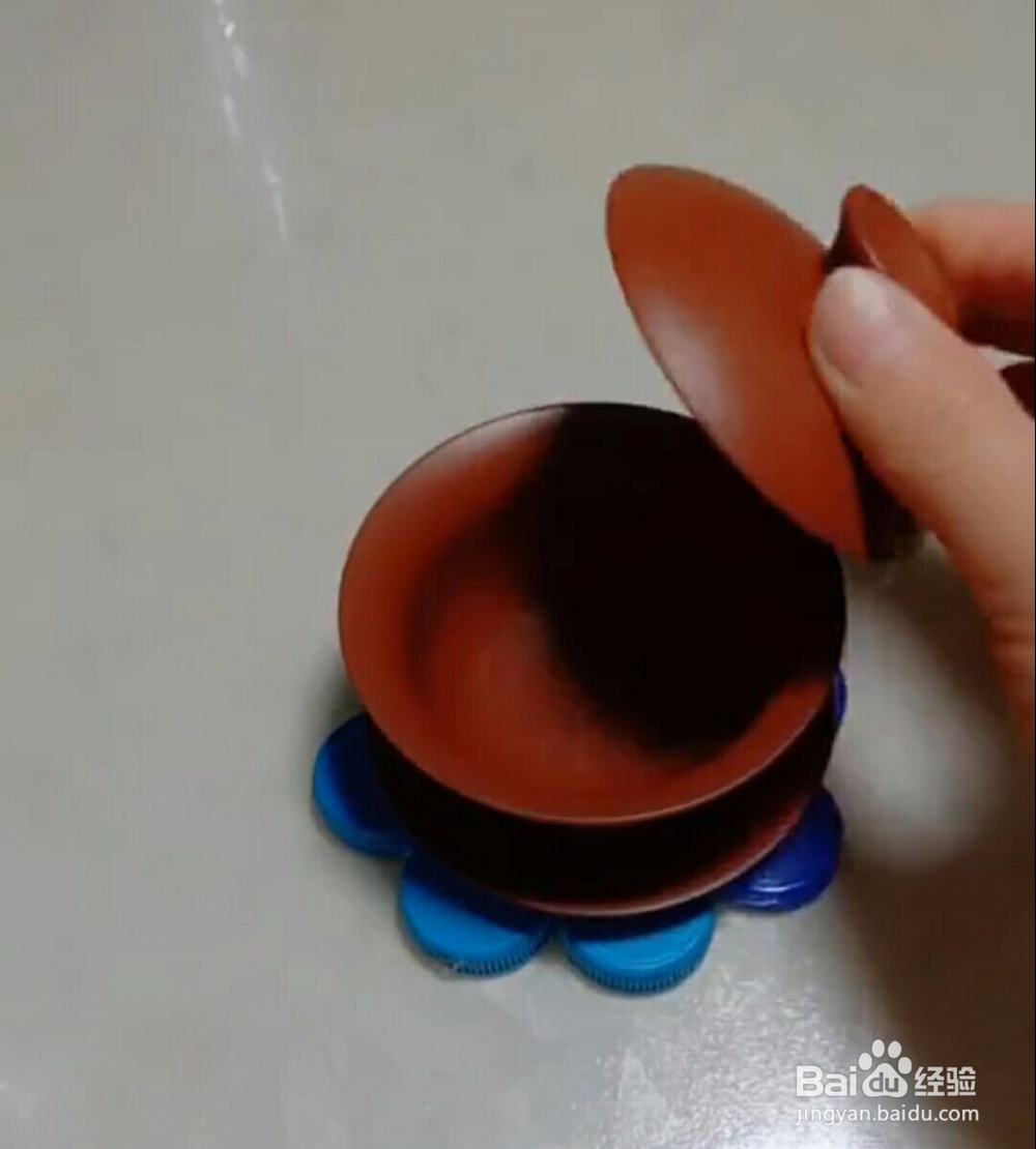 废物利用“矿泉水瓶盖”做的 隔热垫