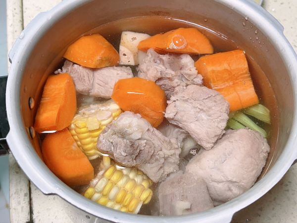 广式排骨莲藕汤