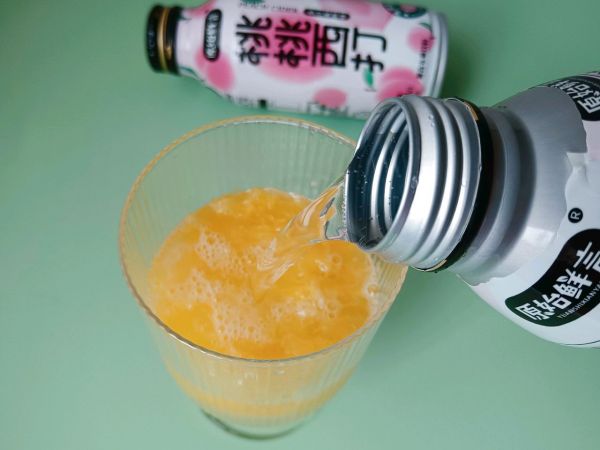 甜橙蜜桃气泡水