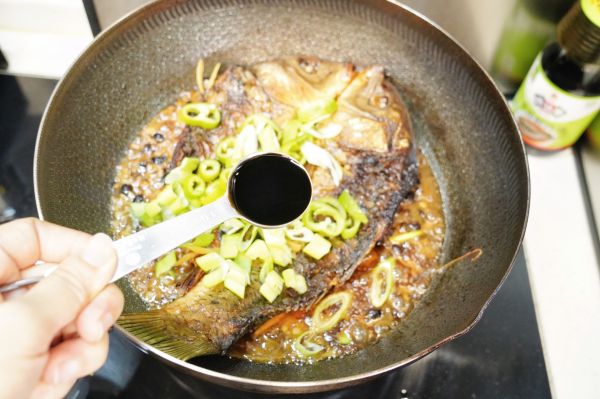 豉油焖烧鲫鱼干