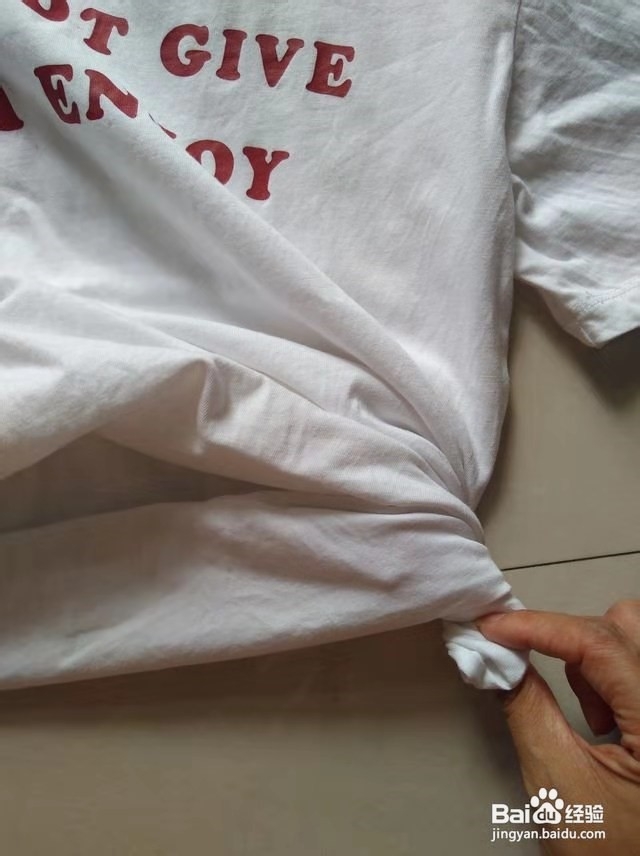 如何把上衣衣角系起来露肚脐好看