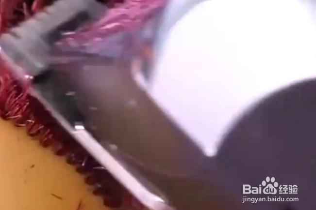 如何给芭比娃娃换发型