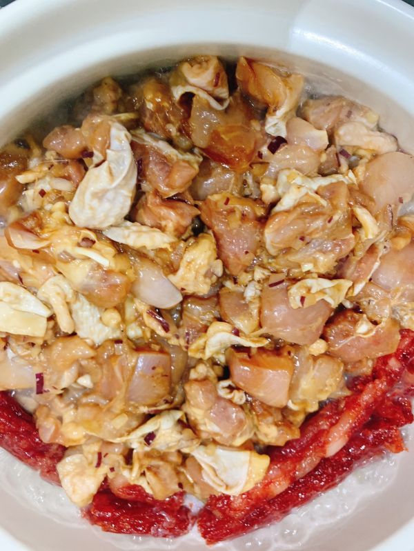 花菇滑鸡煲仔饭