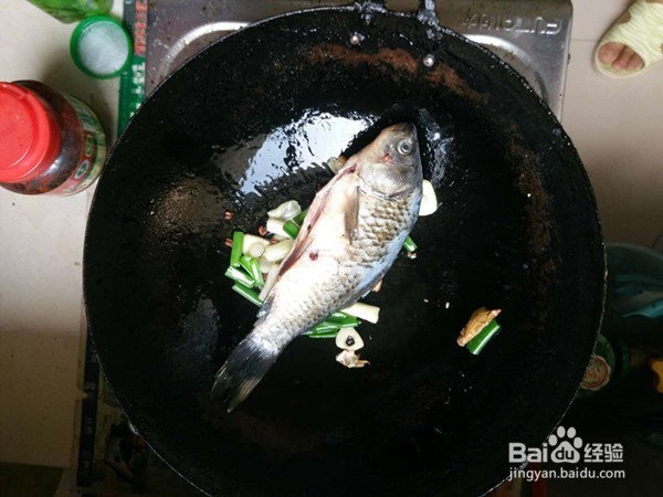 试试传说中的葱焖鲫鱼