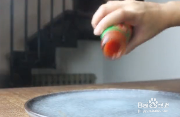 <b>每次倒番茄酱总是很困难，今天学会一个简单方法</b>