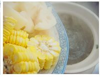 冬季暖身滋补汤—玉米莲藕排骨汤