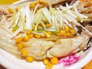 清蒸玉米鲈鱼(肉质鲜嫩)的做法