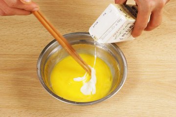 自制牛奶布丁。