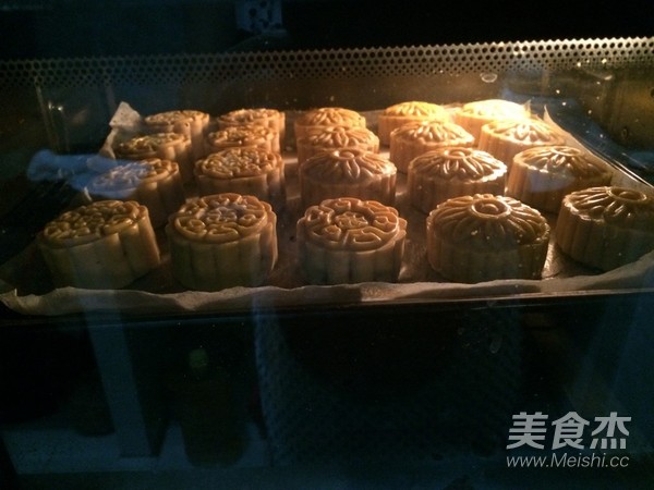 咸甜结合的莲蓉肉松蛋黄月饼