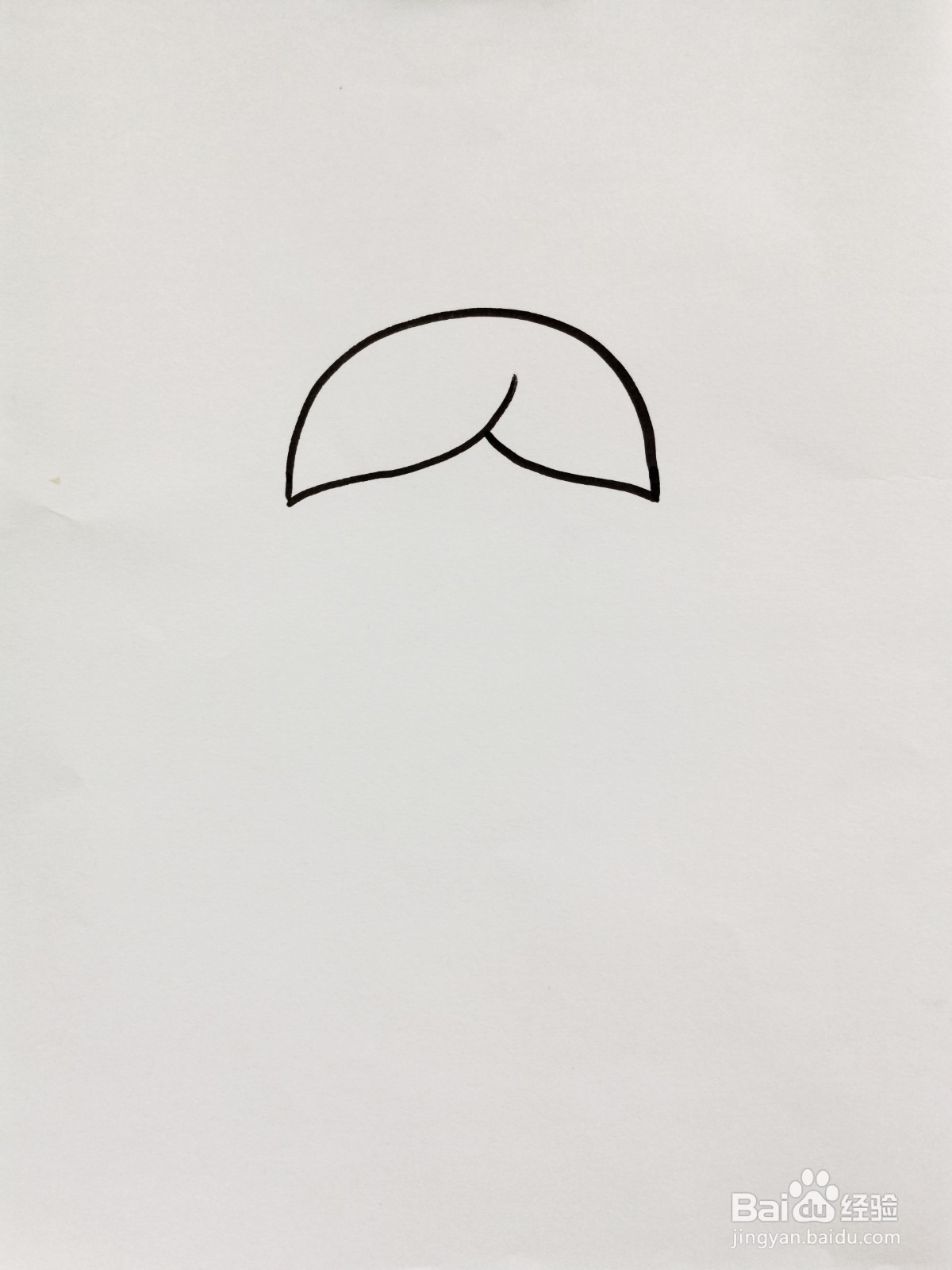 在桌子旁看书的女孩子