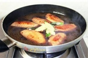 橙香煎鸡翅的做法