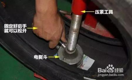 轮胎扎钉子！补胎师傅还要再给扎一个！