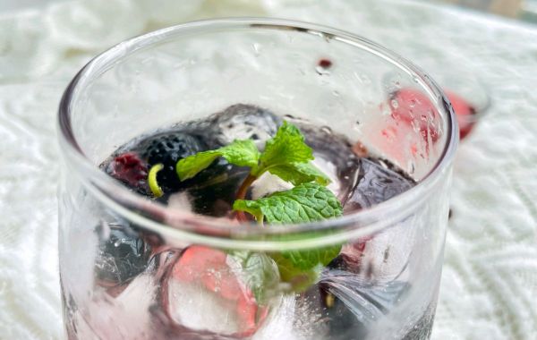 桑葚蔓越莓冰饮