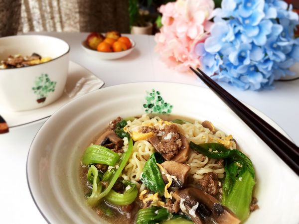 杂蔬肉沫鸡蛋面