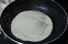 鸡蛋灌饼的做法。