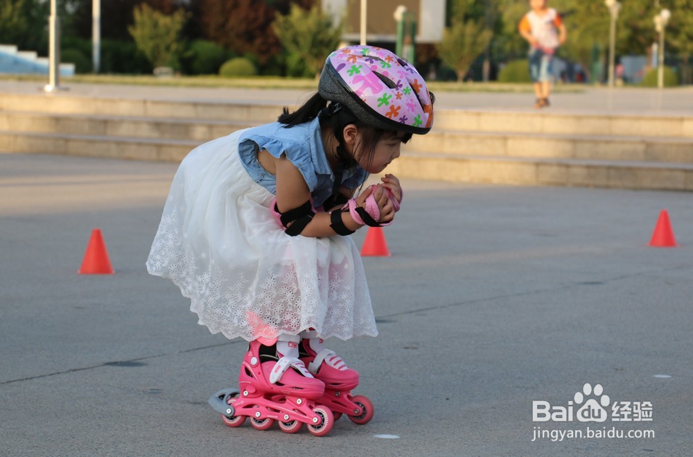 儿童学习轮滑,佩戴头盔、护具的有多重要?