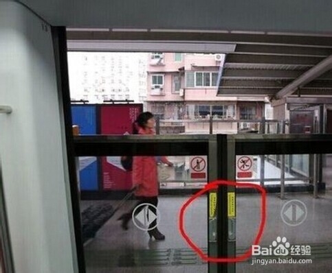 被夹在地铁安全门和车门之间 该如何自救