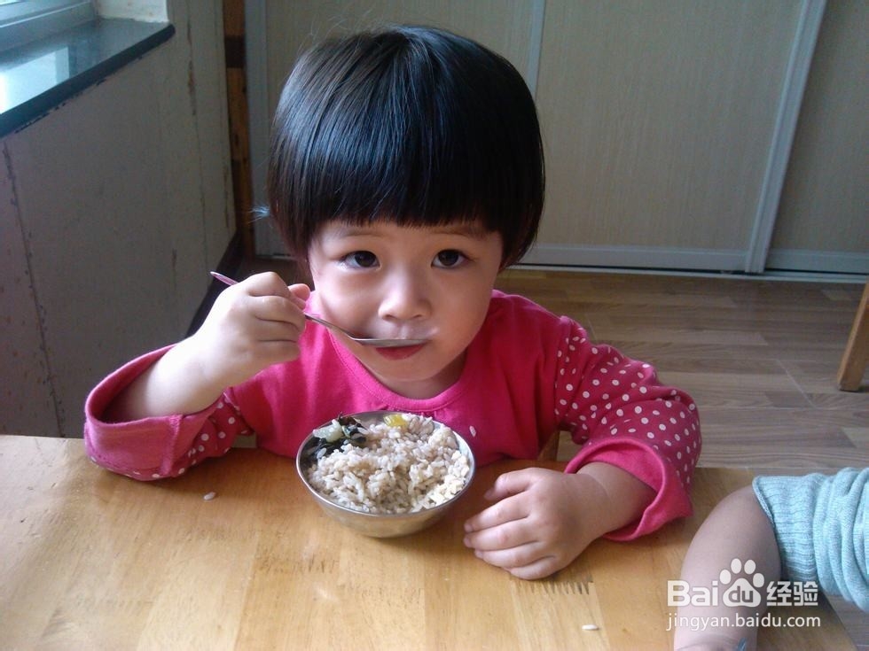 婴儿什么时候添加辅食？添加过程中要注意什么？