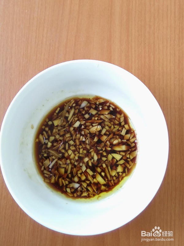 甜蒜汁拌芹菜皮蛋的做法