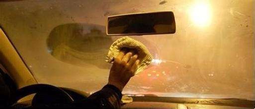 阴雨天气小车前挡风玻璃有雾气怎么办