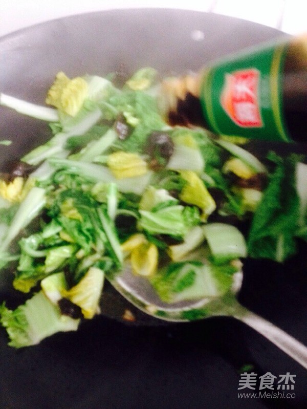 白菜炒木耳的做法